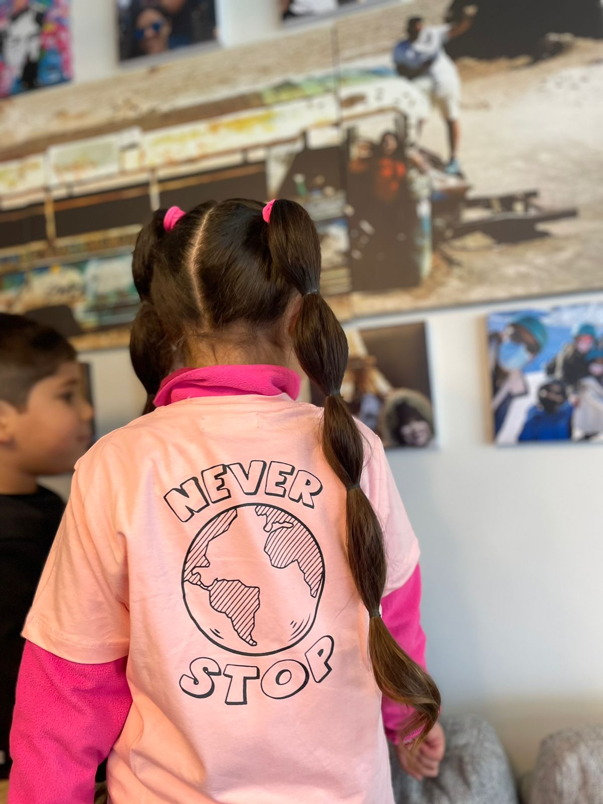 Polera "Never Stop": Inspiración para Explorar el Mundo